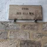 Non � possibile sbagliarsi perch� all�interno, sulla parete di sinistra, � posta una targa in pietra con su scritto a caratteri cubitali: �Strada Arco della Neve�